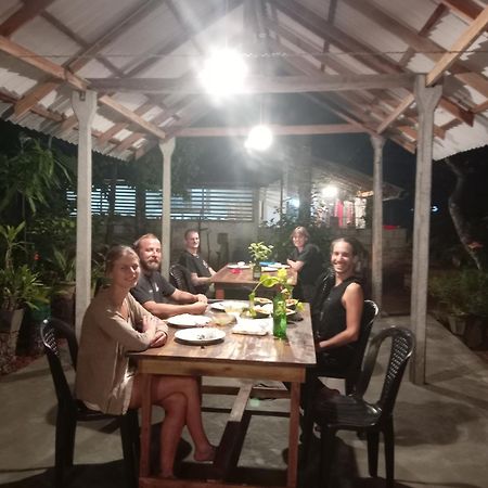 Lake House Homestay Anuradhapura Ngoại thất bức ảnh