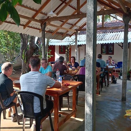 Lake House Homestay Anuradhapura Ngoại thất bức ảnh