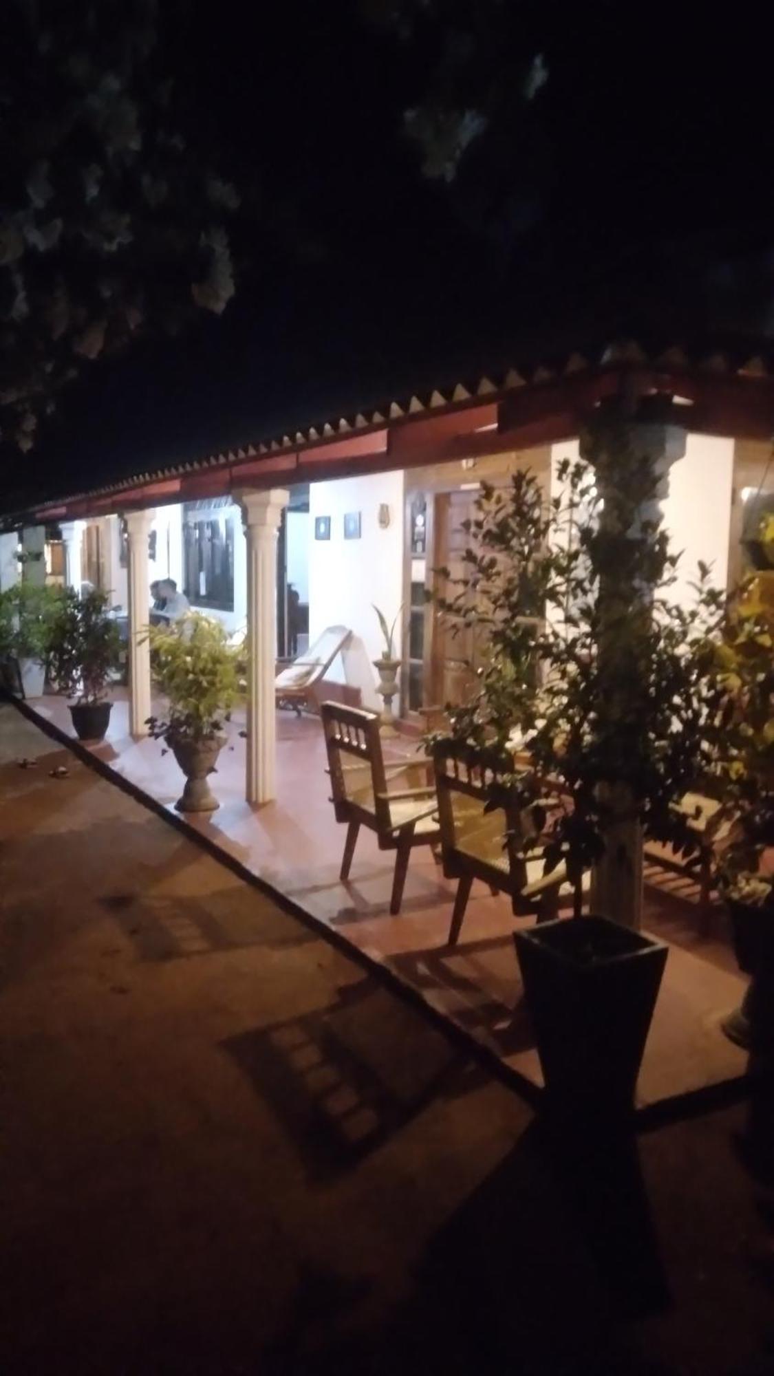 Lake House Homestay Anuradhapura Ngoại thất bức ảnh