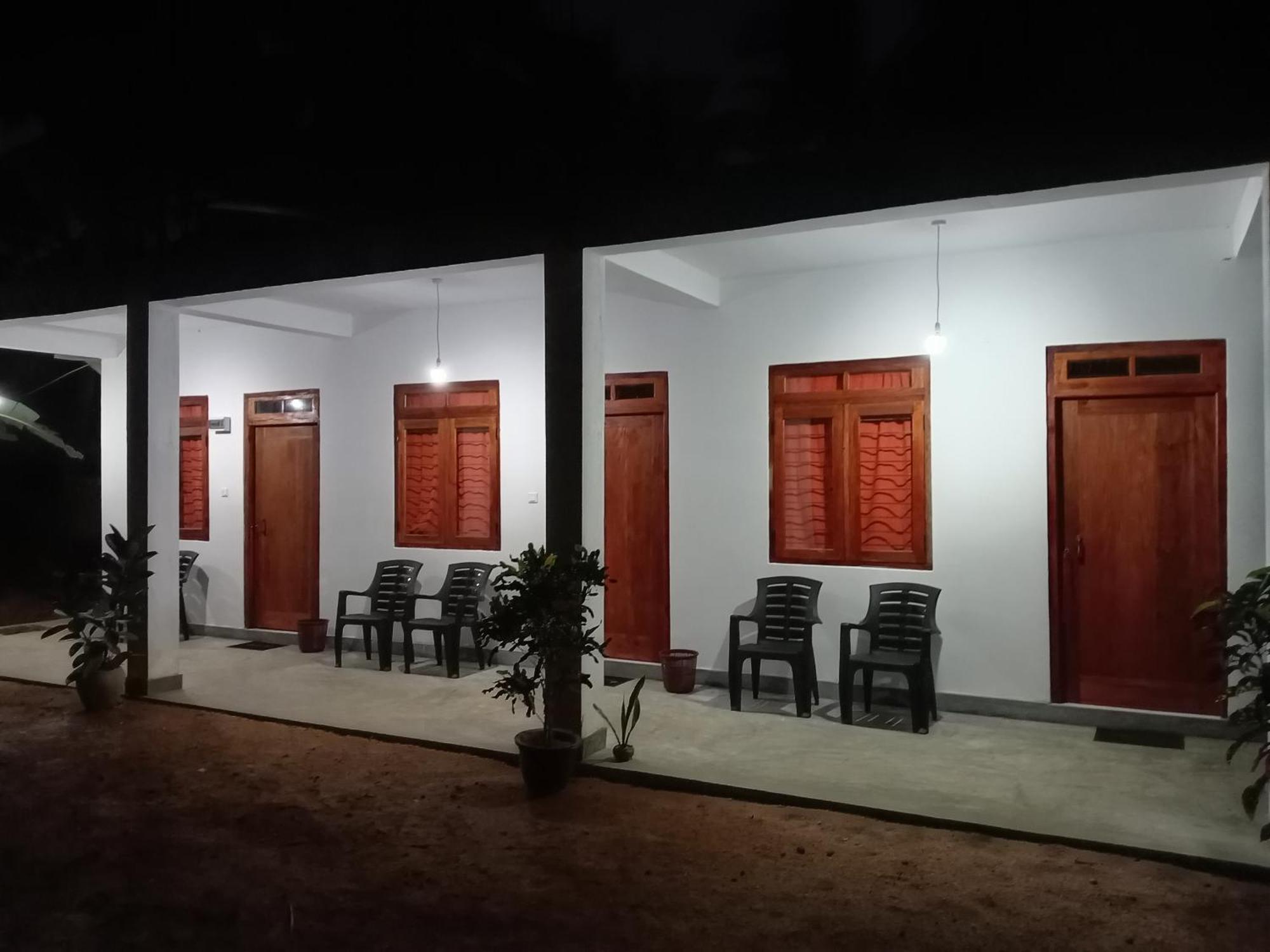 Lake House Homestay Anuradhapura Ngoại thất bức ảnh
