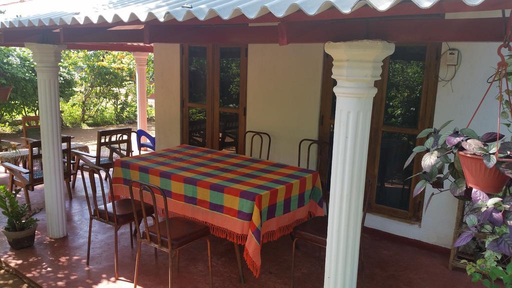 Lake House Homestay Anuradhapura Ngoại thất bức ảnh