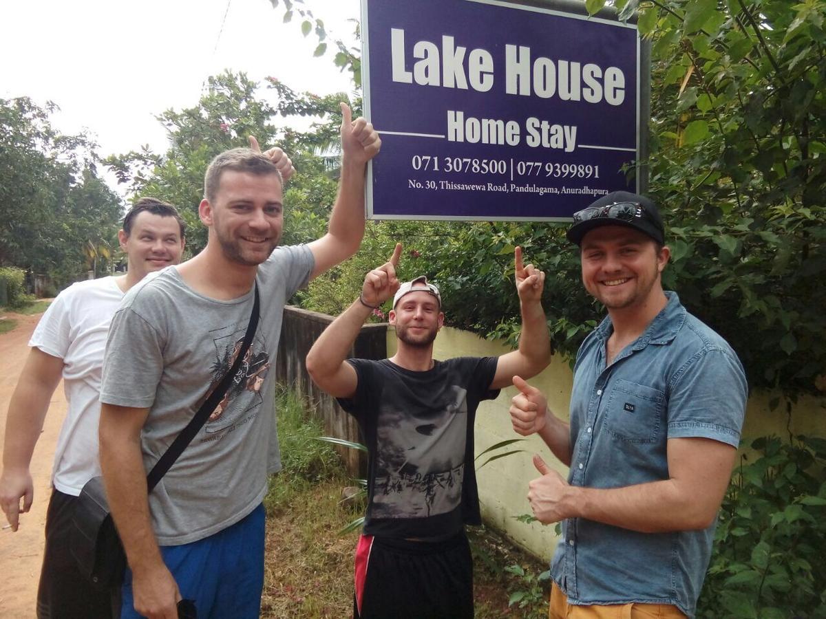 Lake House Homestay Anuradhapura Ngoại thất bức ảnh